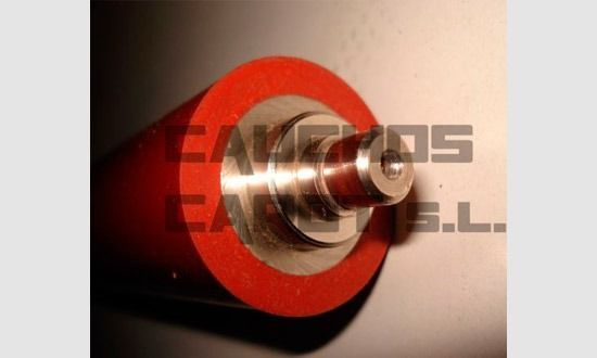 Un primer plano de un rodillo de goma rojo con la palabra castros en la parte inferior.