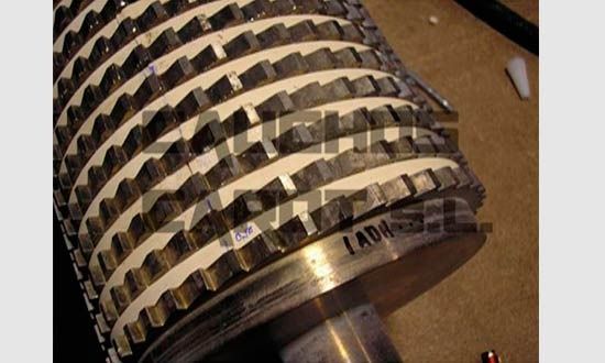 Un primer plano de un objeto de metal que dice iada.