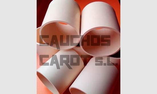 Cuatro tazas blancas están apiladas una encima de la otra con las palabras sauchos cardy sl en la parte inferior