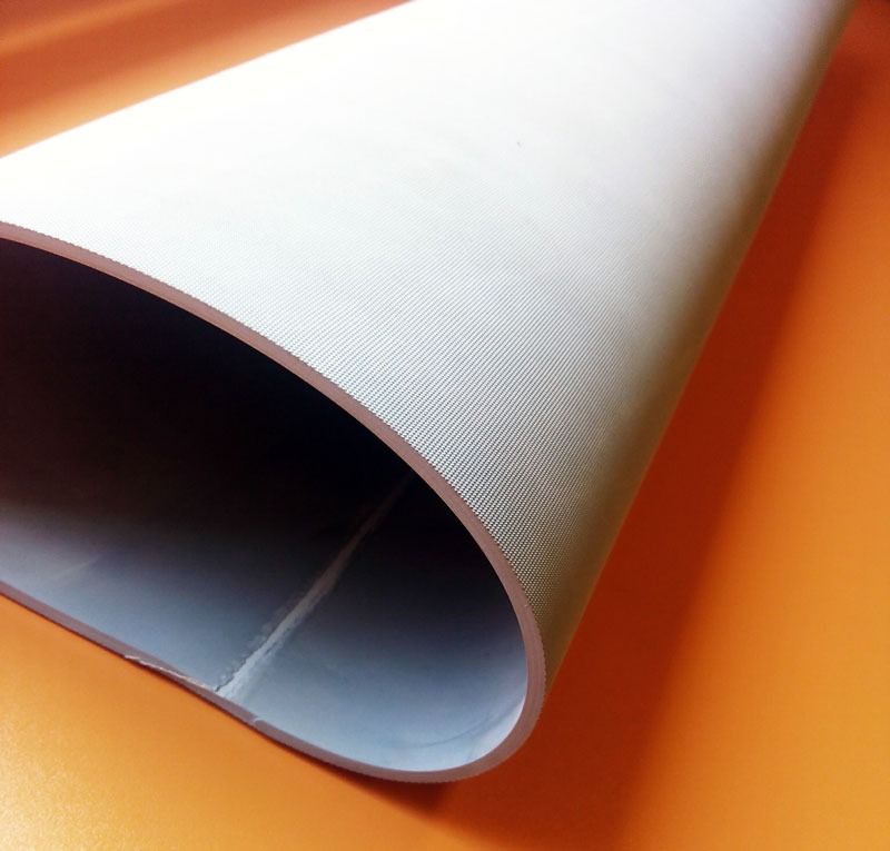 Un primer plano de un trozo de papel sobre una superficie naranja.