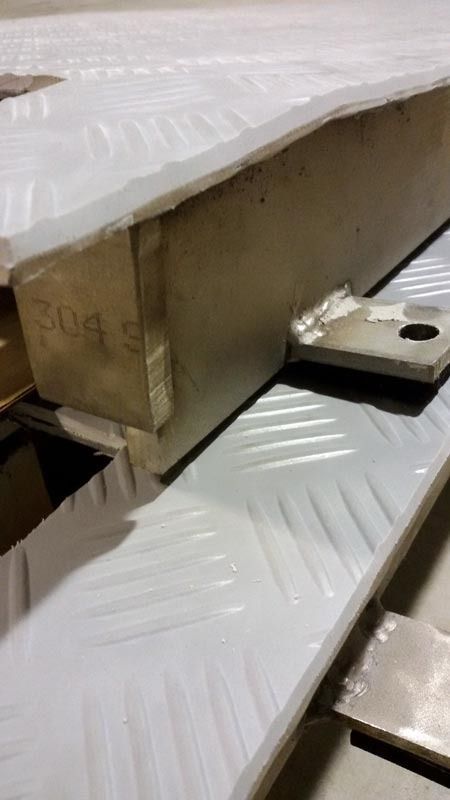 Un trozo de metal se encuentra encima de una superficie metálica.