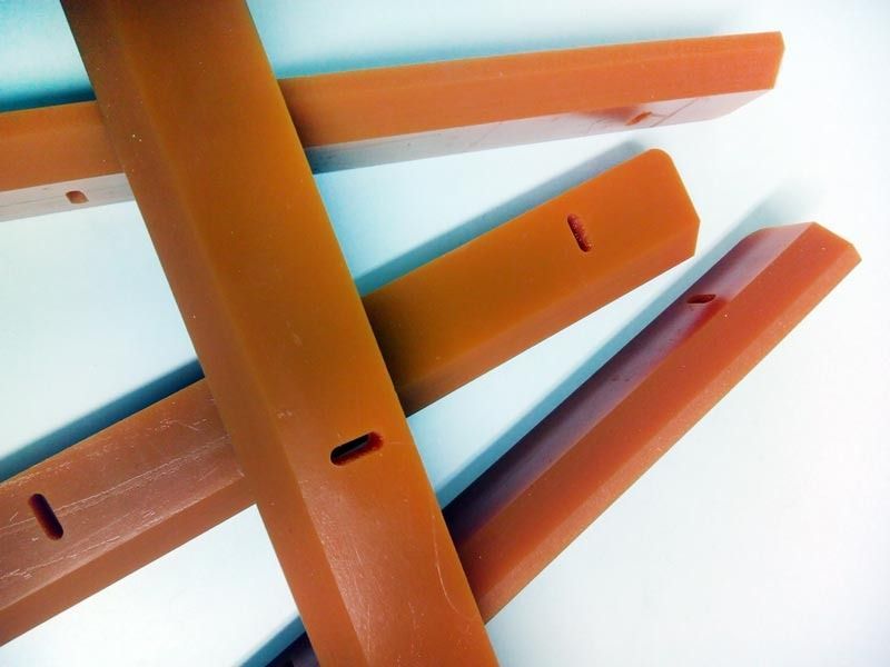 Un montón de palos de goma con agujeros.