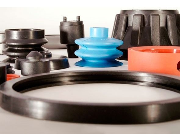 Un montón de piezas de goma están sobre una mesa.