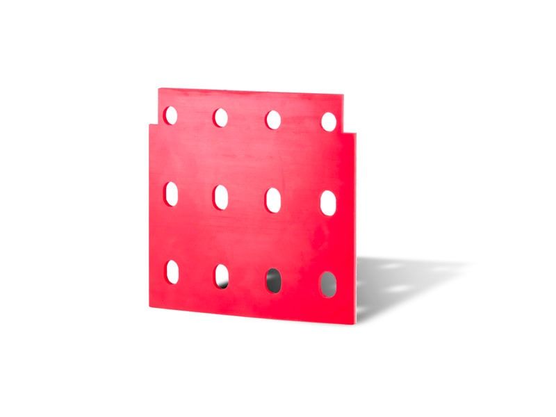 Un trozo de papel rojo con agujeros sobre un fondo blanco.
