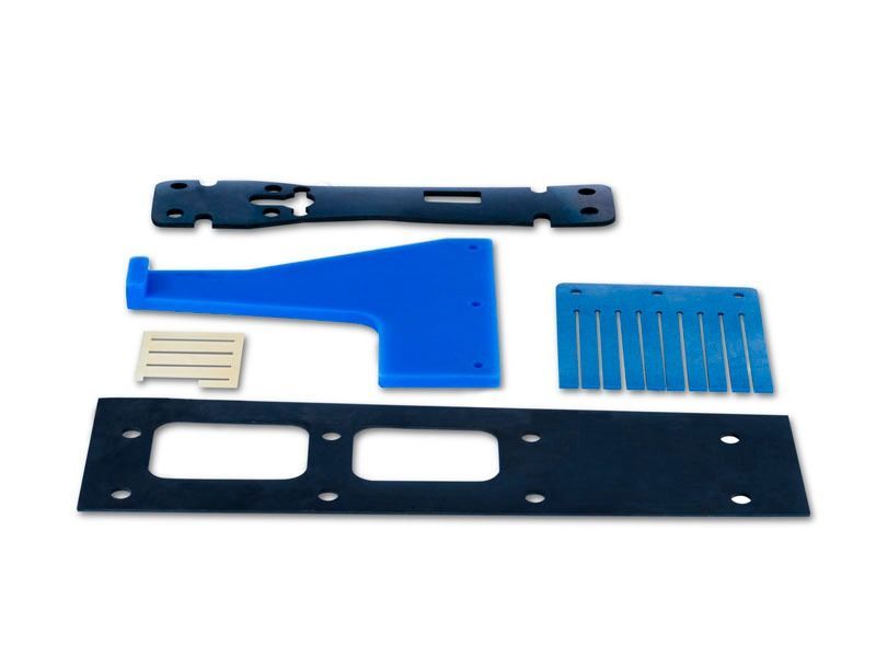 Un montón de piezas de plástico azules sobre un fondo blanco.