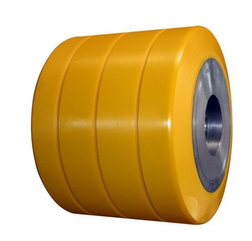 Tres ruedas amarillas con un agujero en el medio sobre un fondo blanco