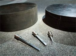 Un grupo de objetos de metal están colocados encima de una mesa.