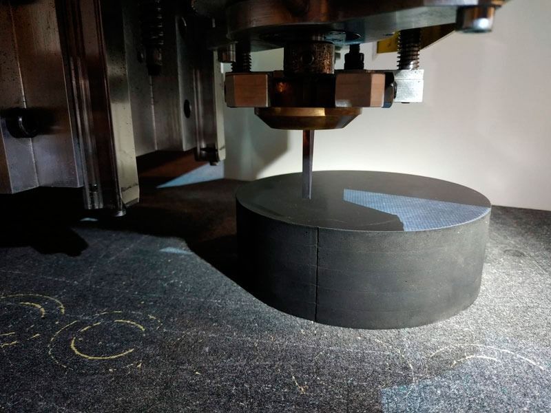 Una máquina está cortando una pieza redonda de metal.