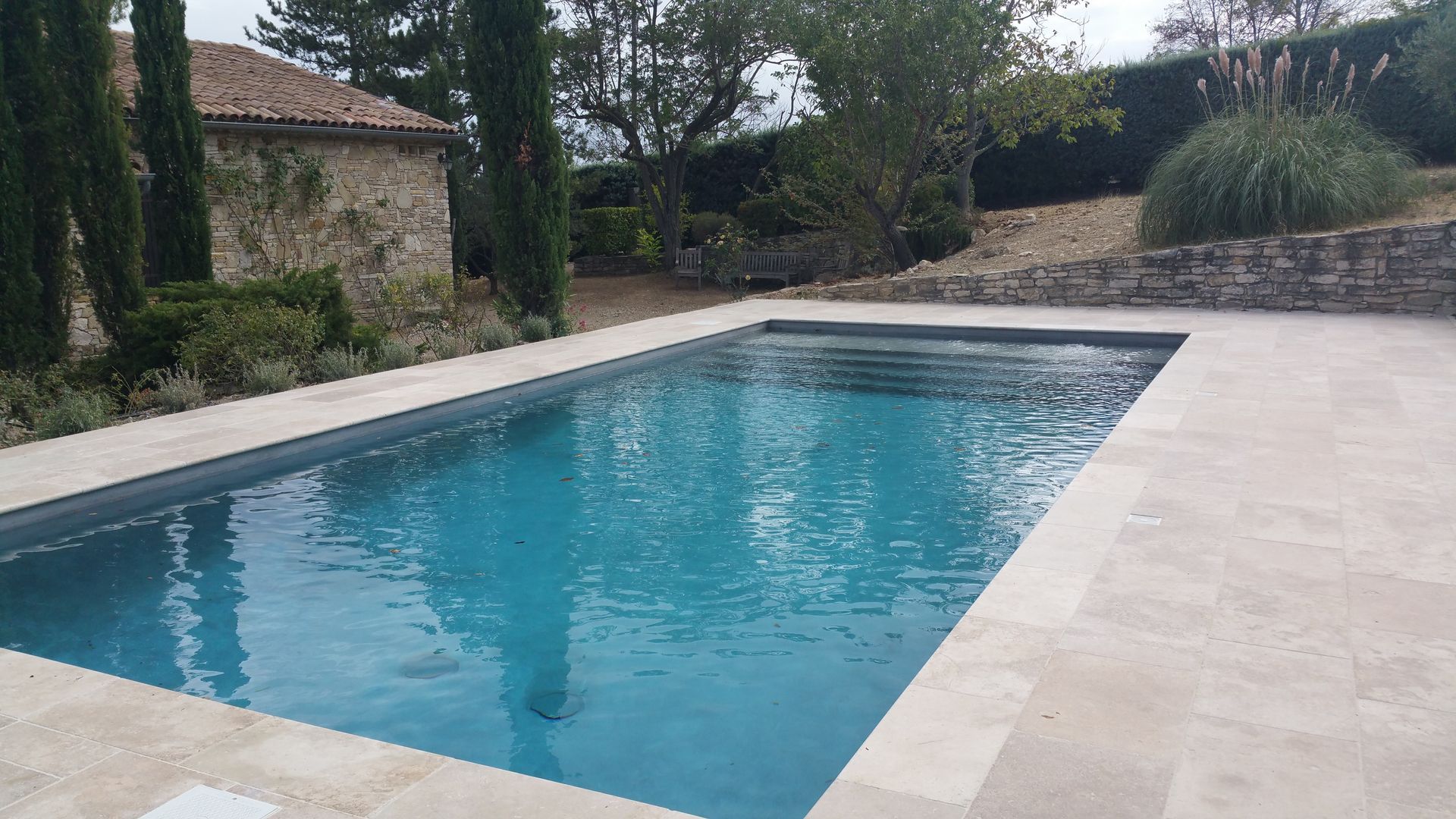 Une piscine rectangulaire