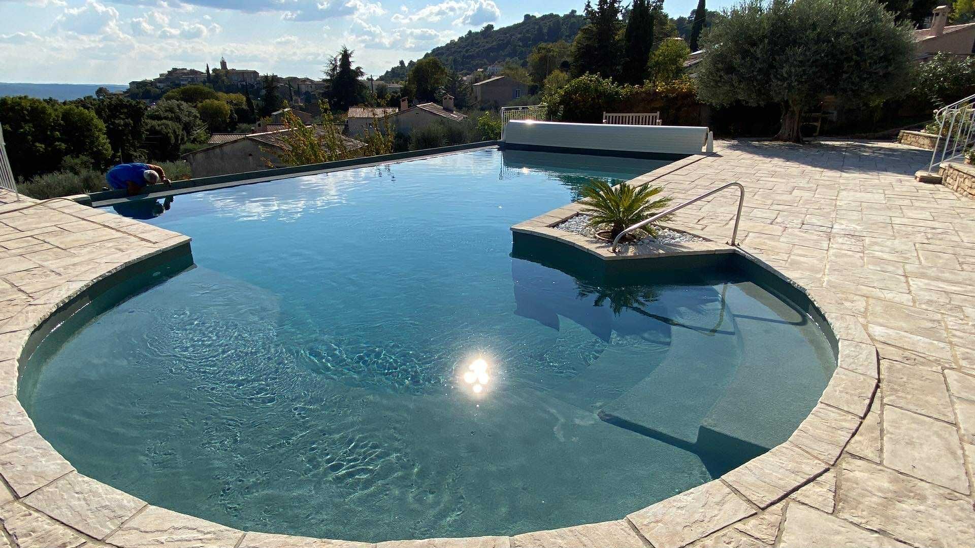Une piscine avec un volet roulant