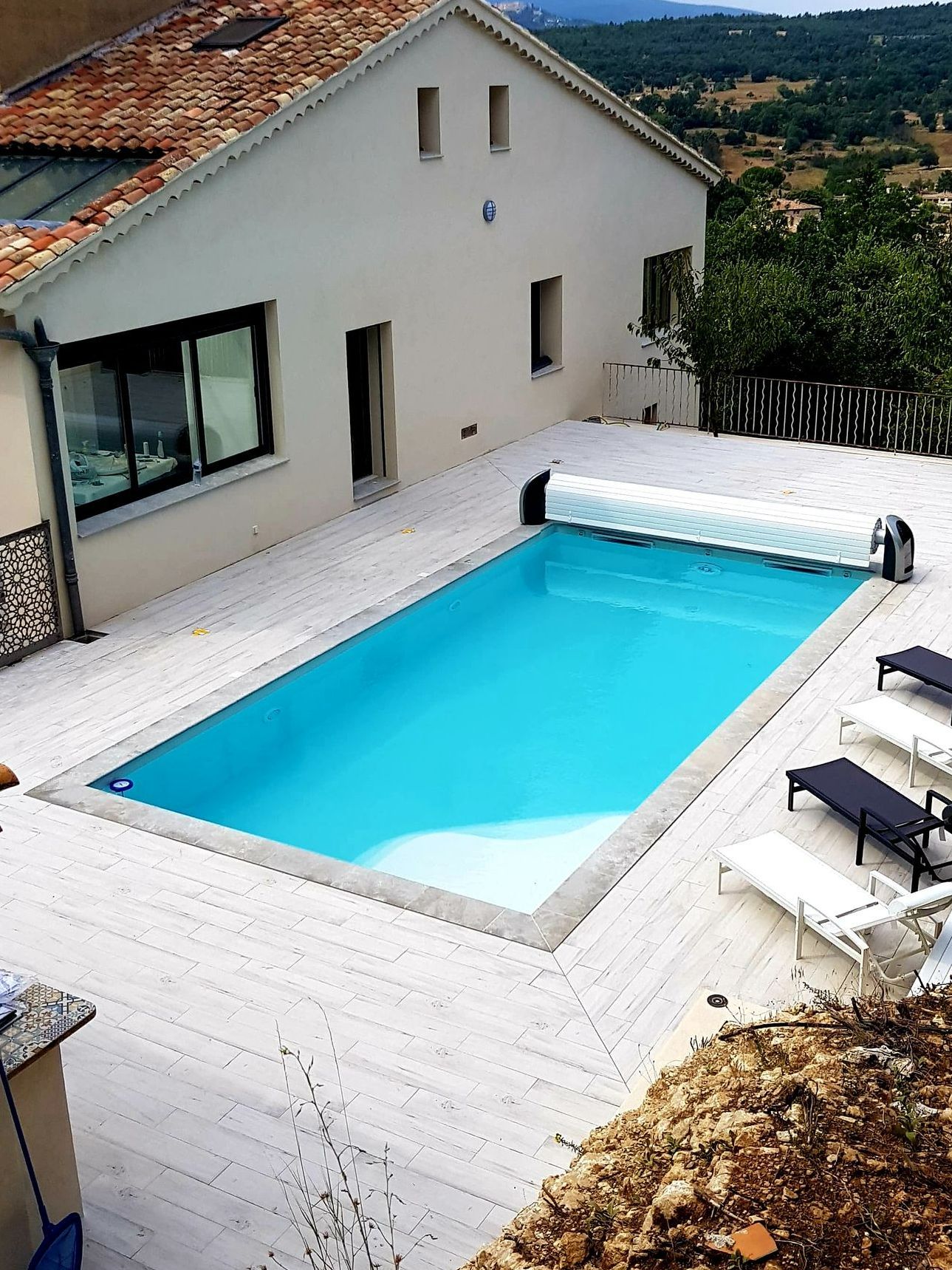 Une piscine avec un volet roulant