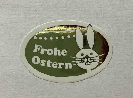 Ein Aufkleber mit der Aufschrift „Frohe Ostern“ und einem Häschen darauf