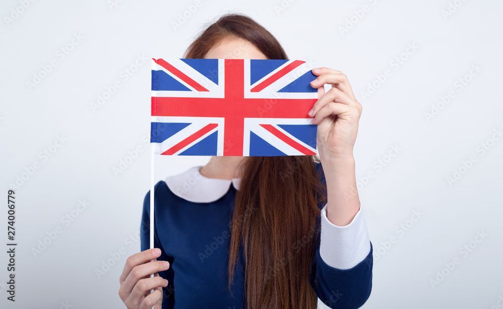 Personne tenant le drapeau du Royaume-Uni sur son visage, sur un fond blanc.