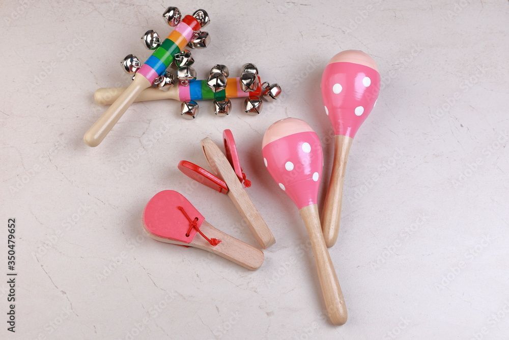 Instruments de percussion en bois colorés : maracas, claquettes et jingle sticks.