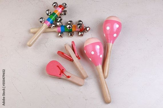 Instruments de percussion en bois colorés : maracas, claquettes et jingle sticks.