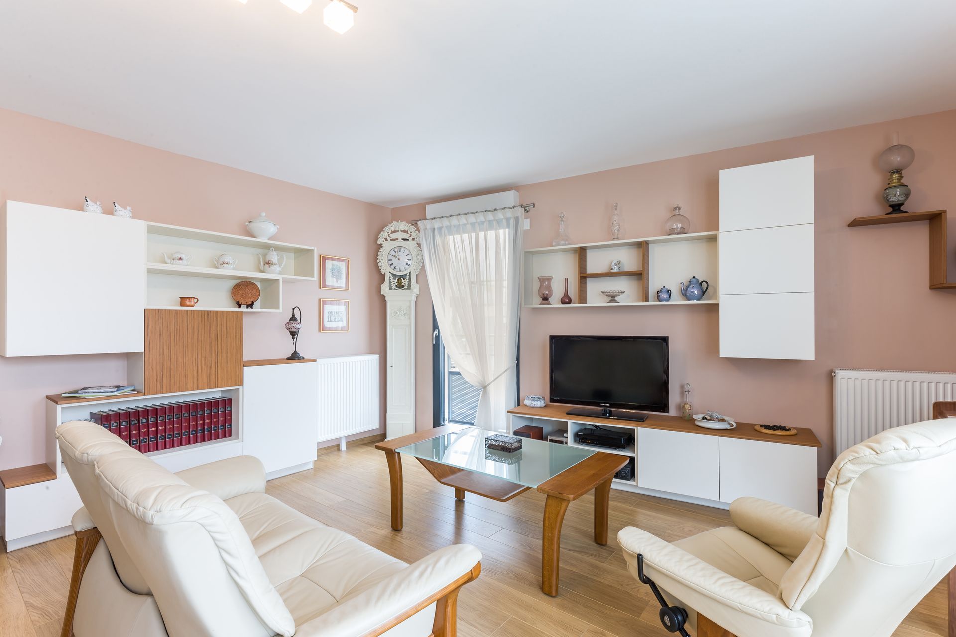 Séjour avec des fauteuils et une télévision