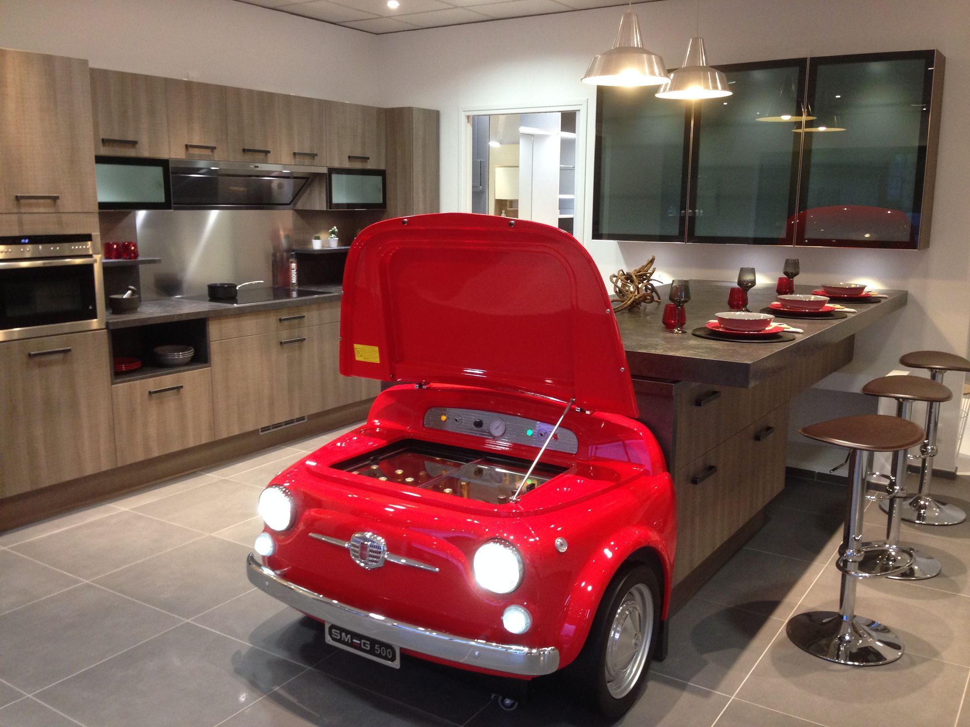 Exposition d'une cuisine avec un capot de voiture