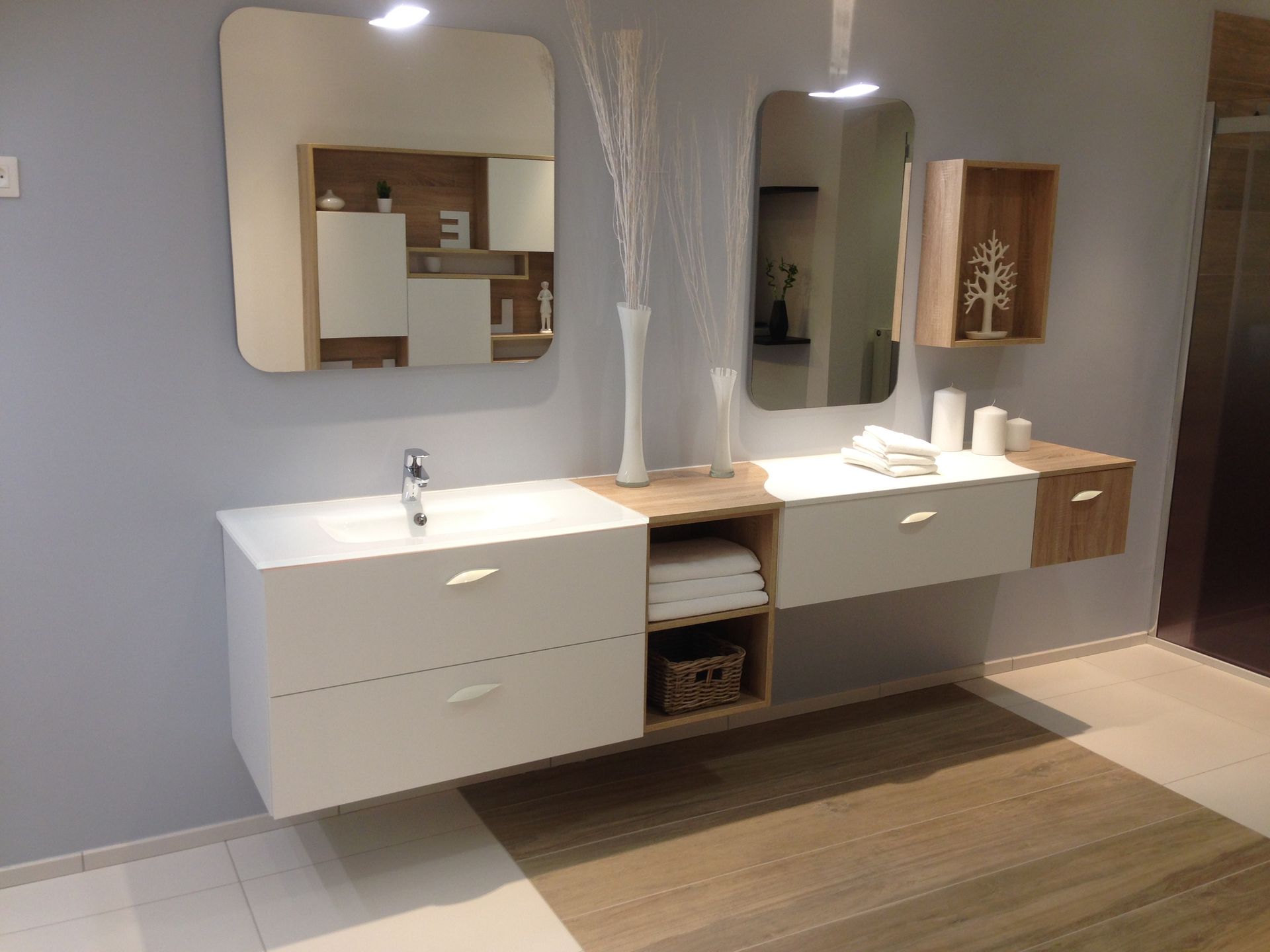 Salle de bains avec des meubles suspendus