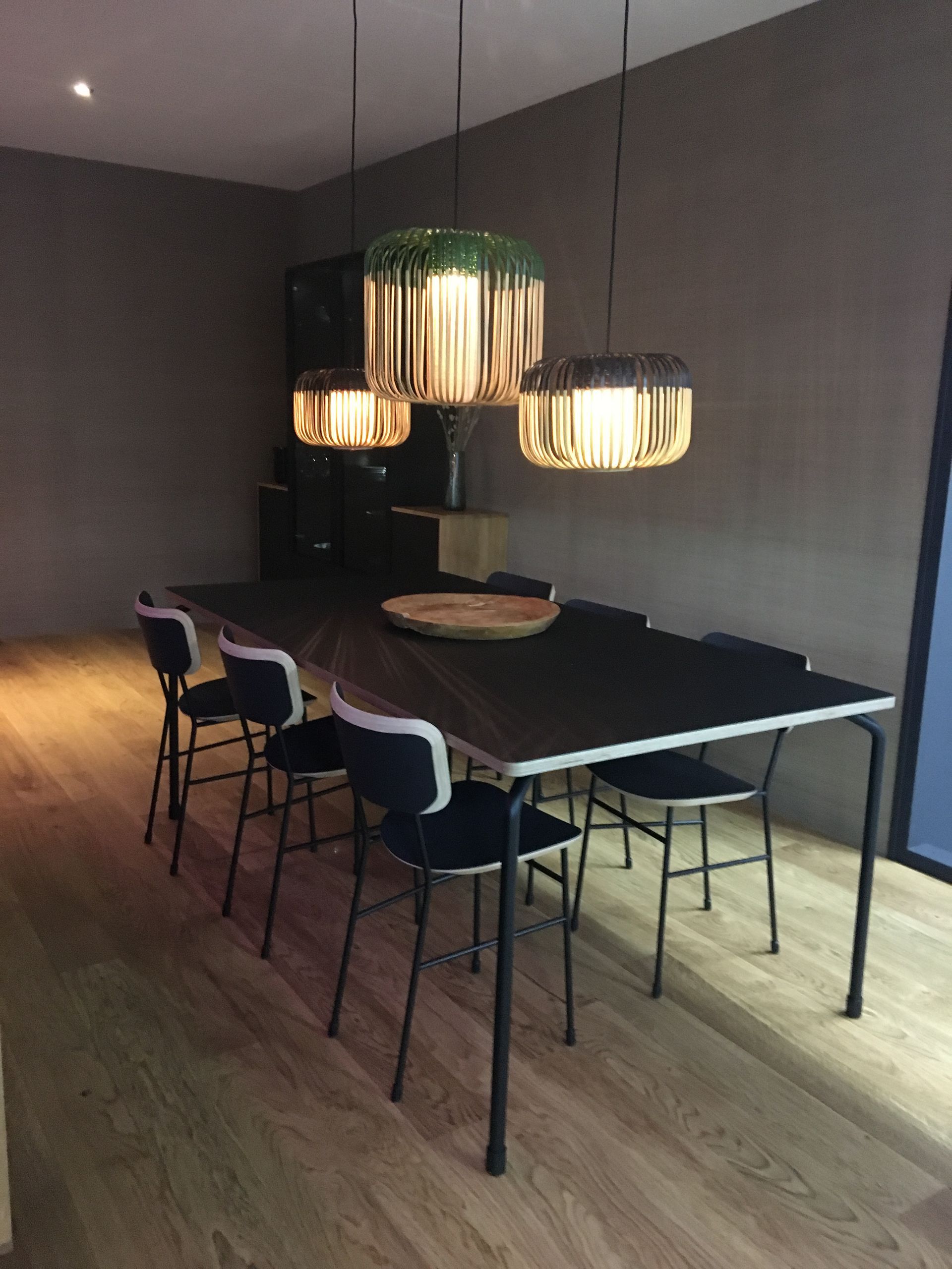 Table à manger avec de grande lumières