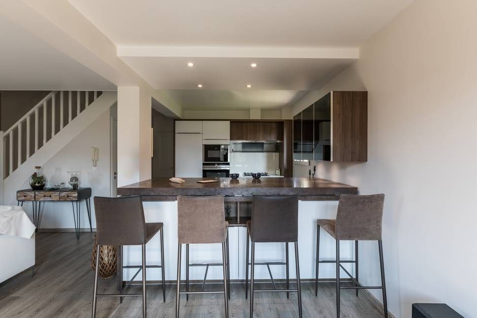 Cuisine avec un plan de travail et des tabourets