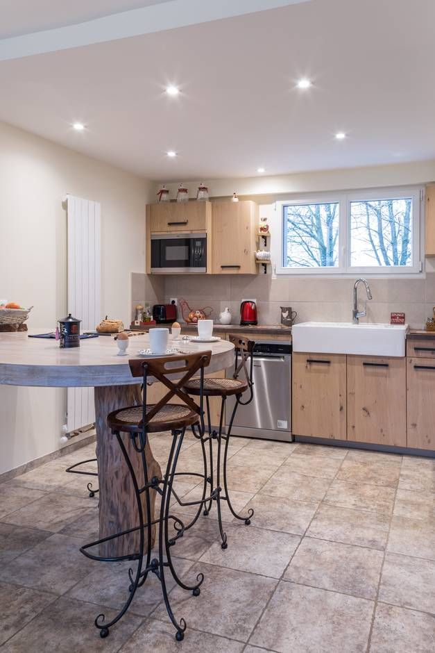 Cuisine équipée avec une table de bar 