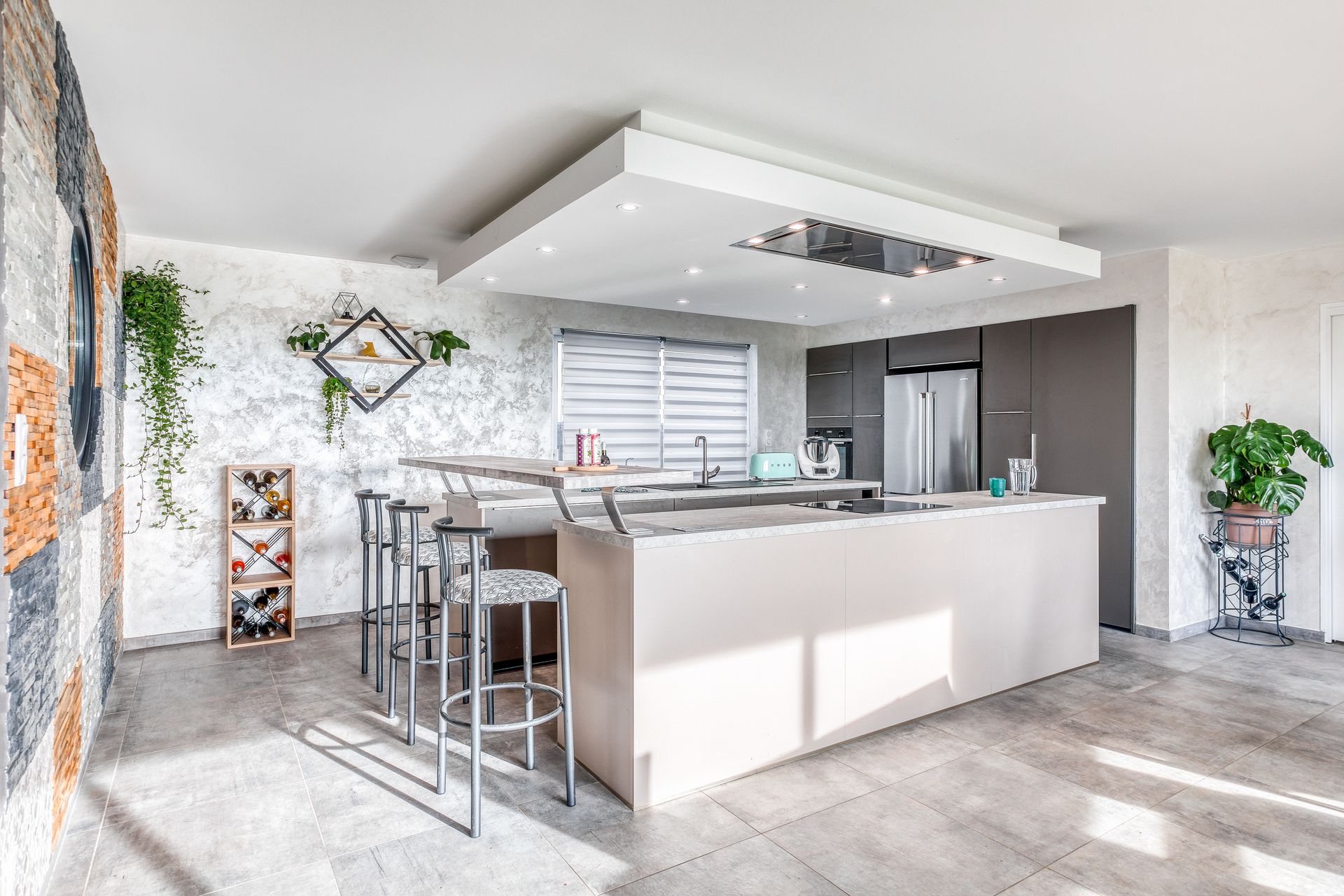 Cuisine moderne avec grand plafonnier