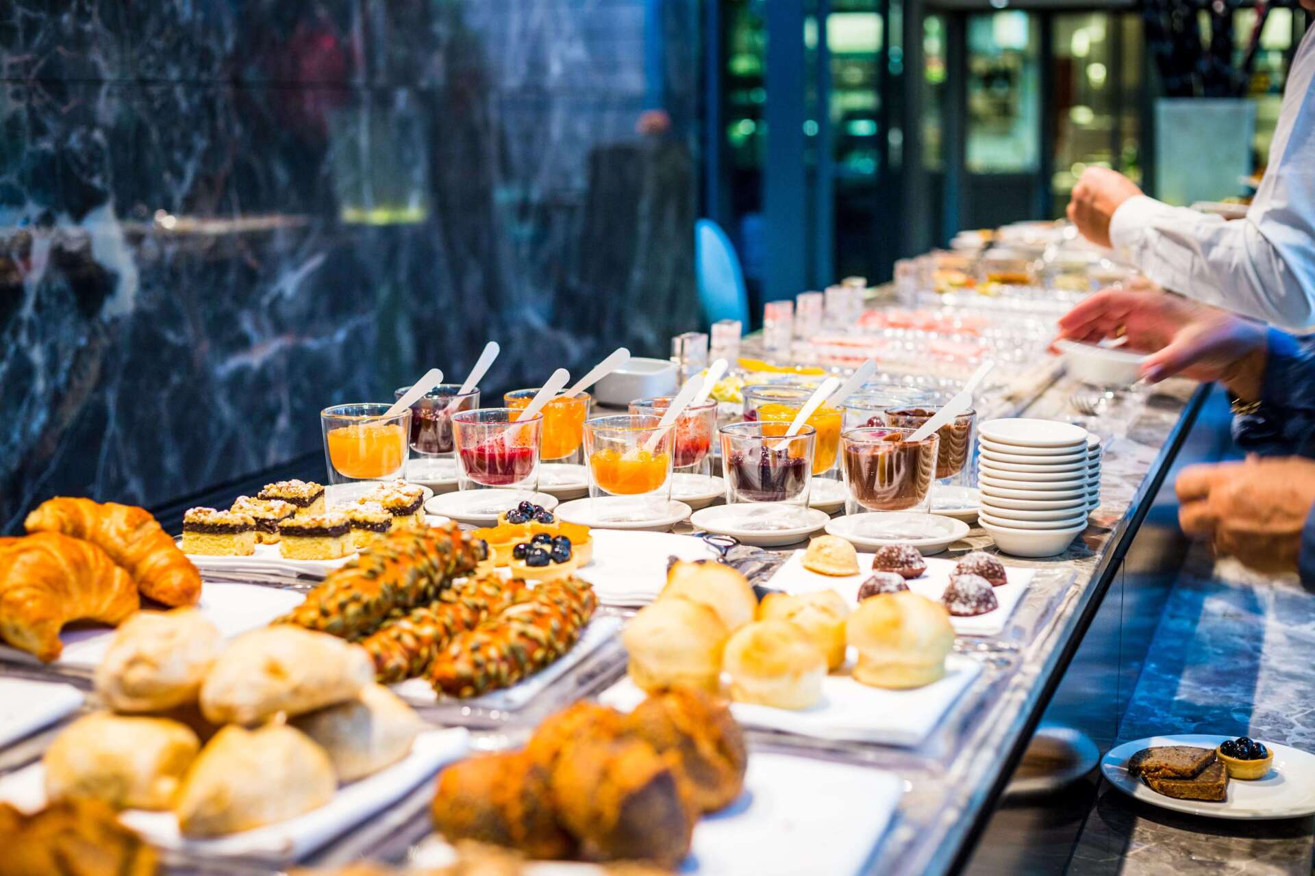 Ein Buffet mit einer Auswahl an Speisen und Getränken.