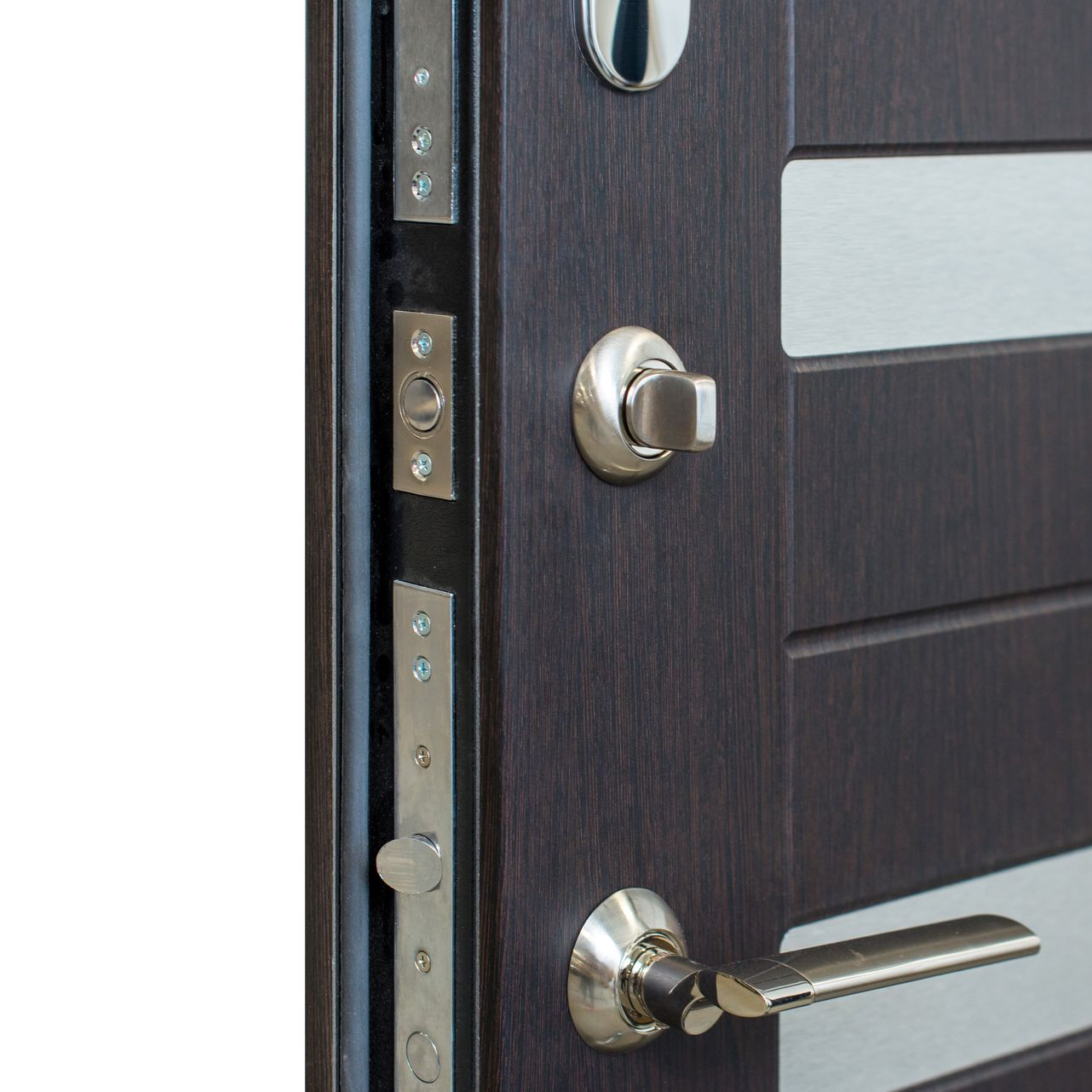 Gros plan sur une porte brun foncé avec garnitures et quincaillerie argentées, comprenant une poignée, un verrou et un loquet.