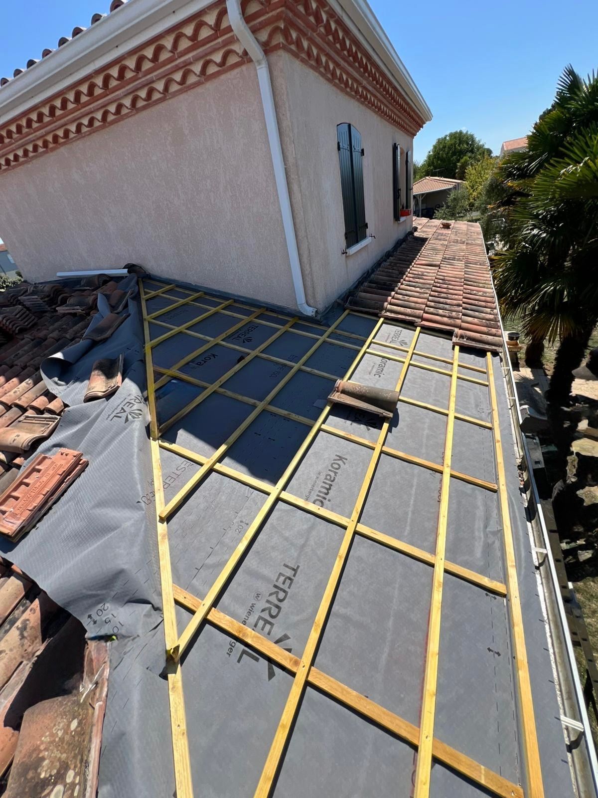 Pose d'écran sous toiture et liteaunage