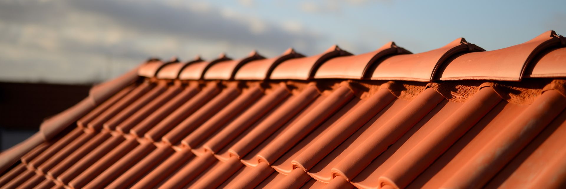 Toiture de maison en tuiles rouges