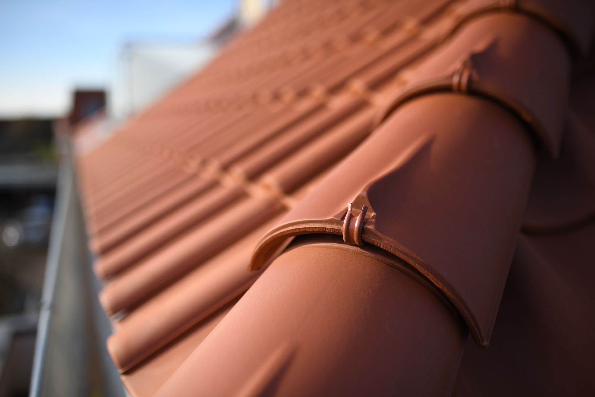 Toiture de maison avec tourelle faîtière et tuiles rouges