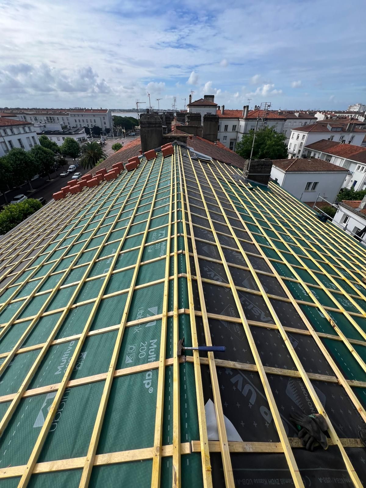 Toiture à Royan : film sous toiture et litonnage
