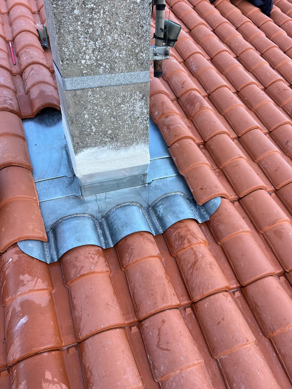 Contour de cheminée en zinc sur toiture neuve