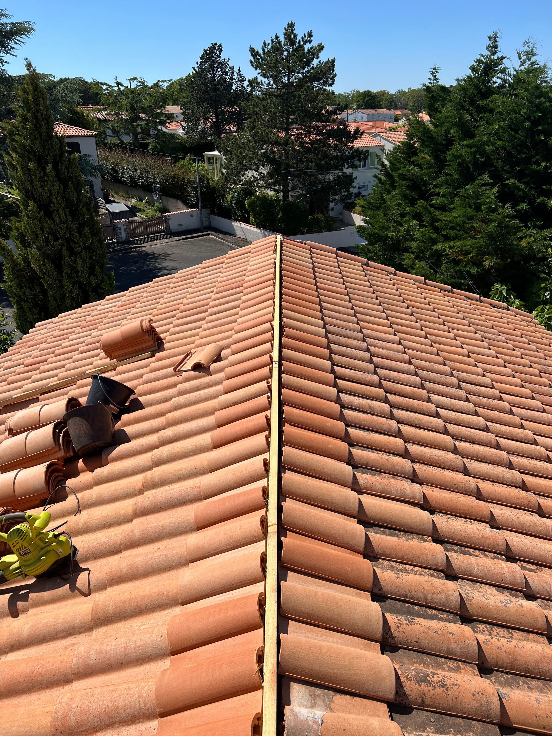 Travaux en cours pour le remplacement de faîtage