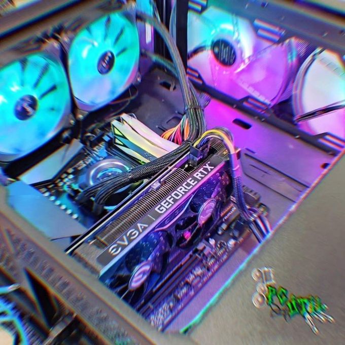Interior de PC con iluminación RGB, tarjeta gráfica EVGA GeForce RTX y ventiladores de refrigeración luminosos.