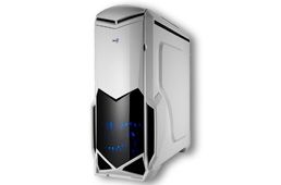 Caja de torre de PC futurista en blanco y negro con panel frontal angular y pantalla retroiluminada en azul.