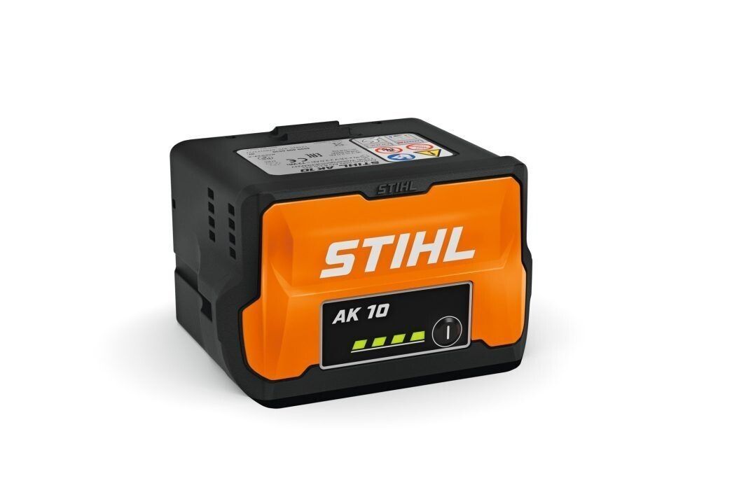 Batería STIHL AK 10 negra y naranja sobre fondo blanco