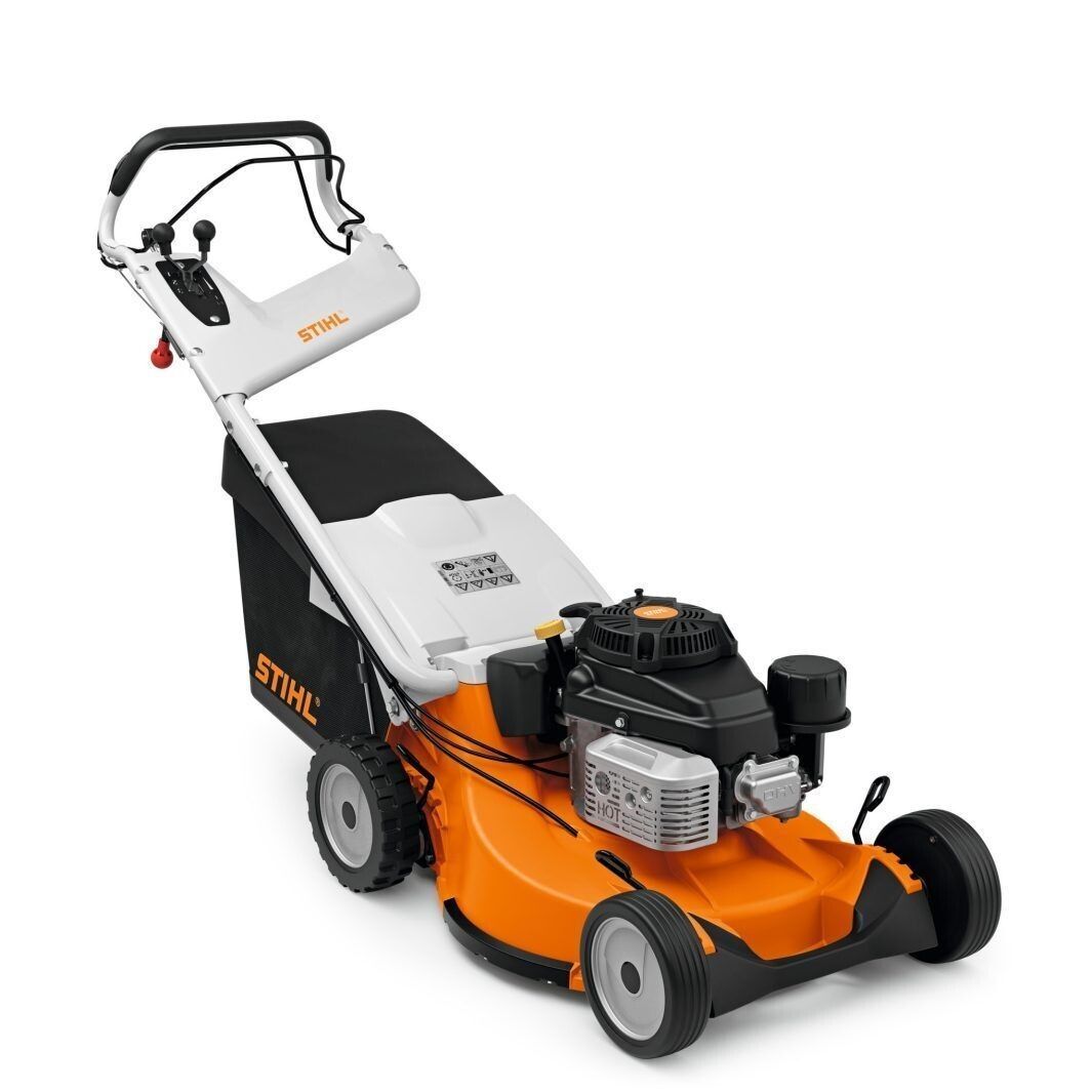 Cortacésped manual naranja y blanco con mango y motor negros sobre fondo blanco.