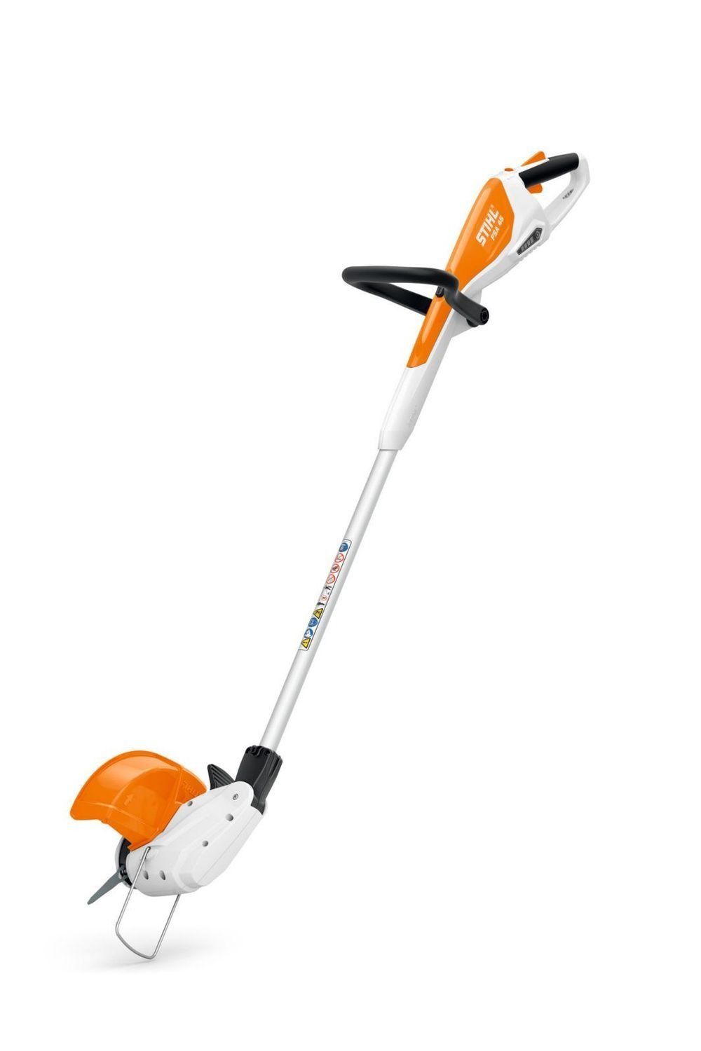 Pala de nieve negra y naranja con mango de metal sobre fondo blanco