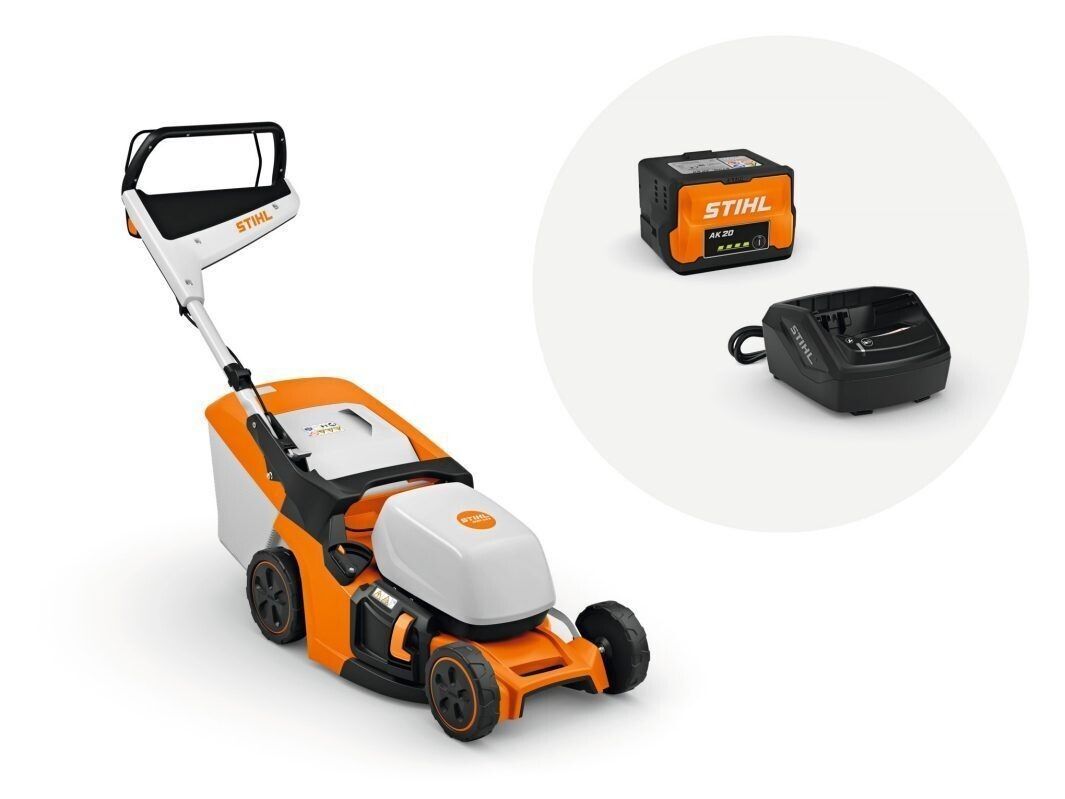 Cortacésped inalámbrico STIHL de color naranja y blanco con batería y cargador mostrados al lado.