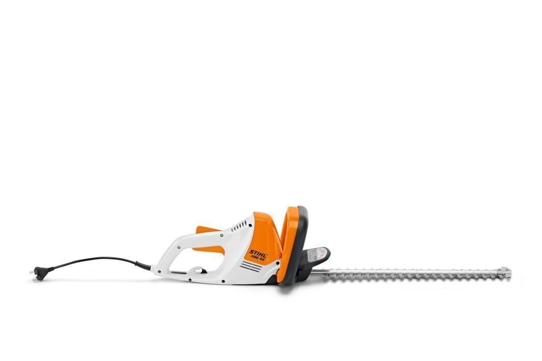 Motosierra naranja y blanca con una larga barra de corte plateada sobre un fondo blanco.