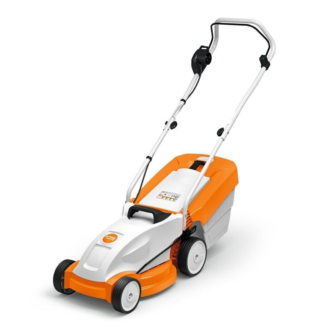 Cortacésped eléctrico naranja y blanco con mango negro sobre fondo blanco.