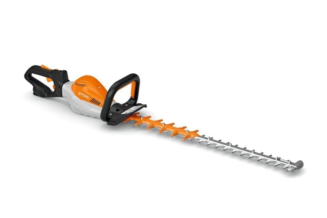 Cortasetos naranja y negro con una larga cuchilla plateada sobre fondo blanco.