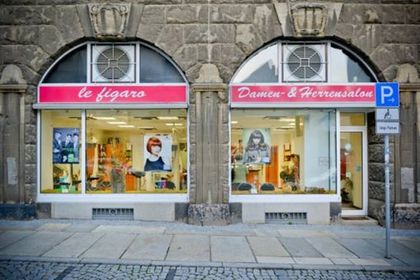 2 Friseursalonschaufenster von außen auf der Marktstraße in Plauen