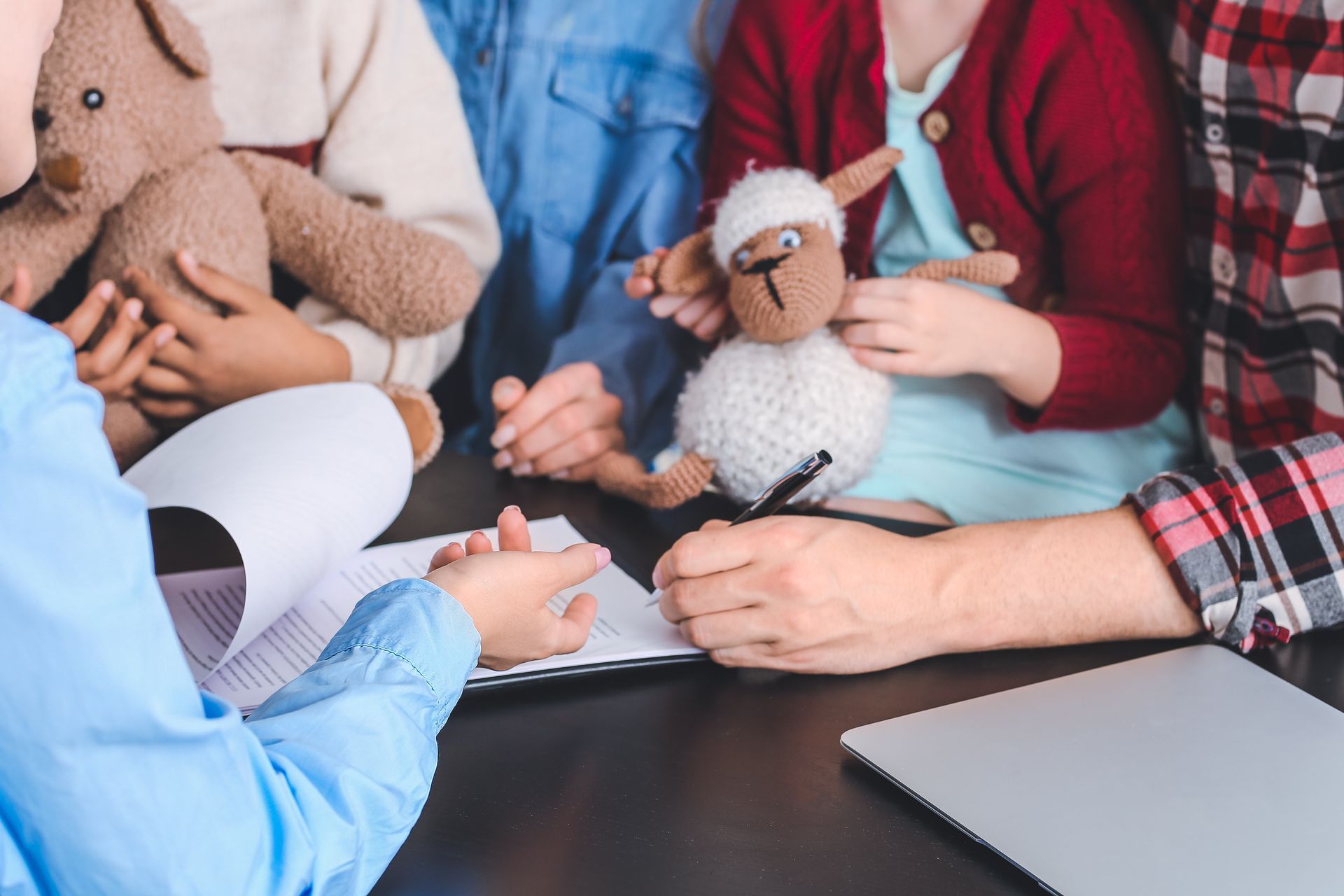Photo d'une procédure d'adoption en présence des deux parents et de l'enfant