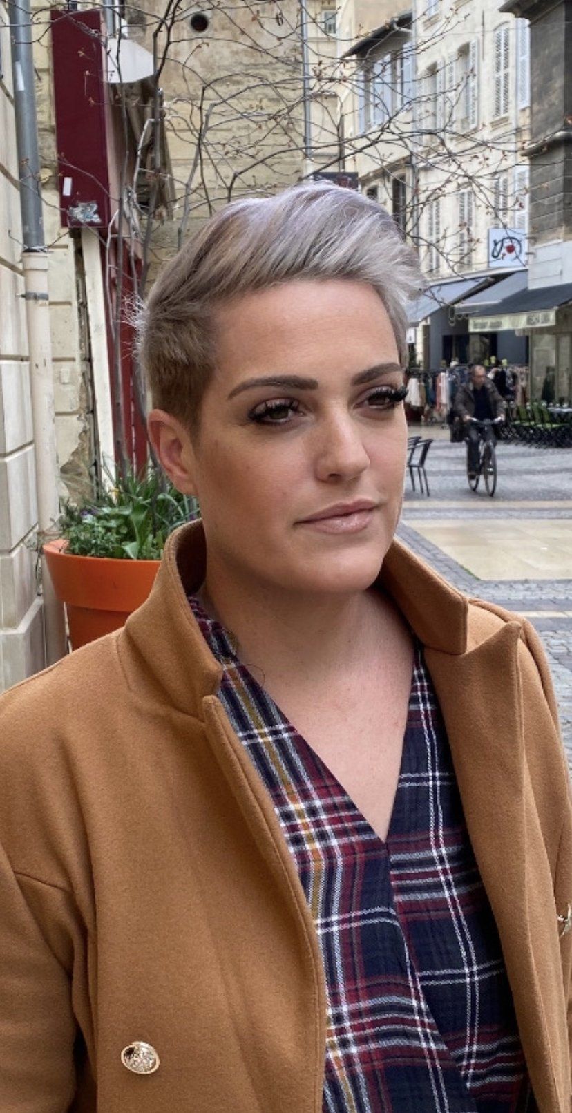 Coupe courte avec coloration blond pour femme