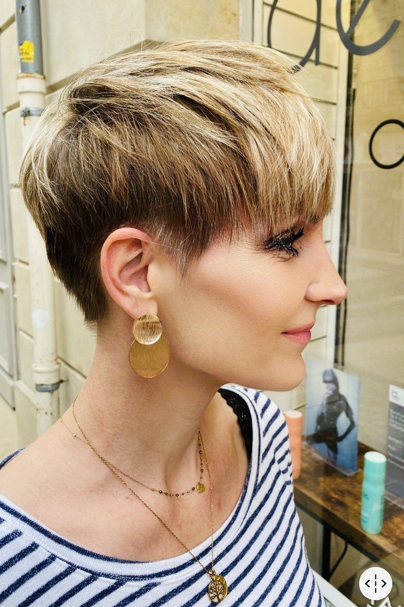 Coupe courte blonde pour femme