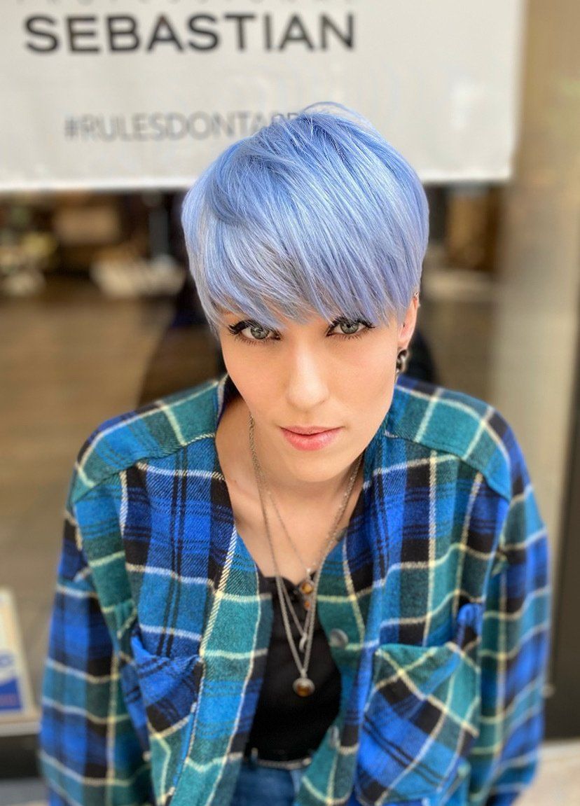 Coupe courte avec coloration bleue violet