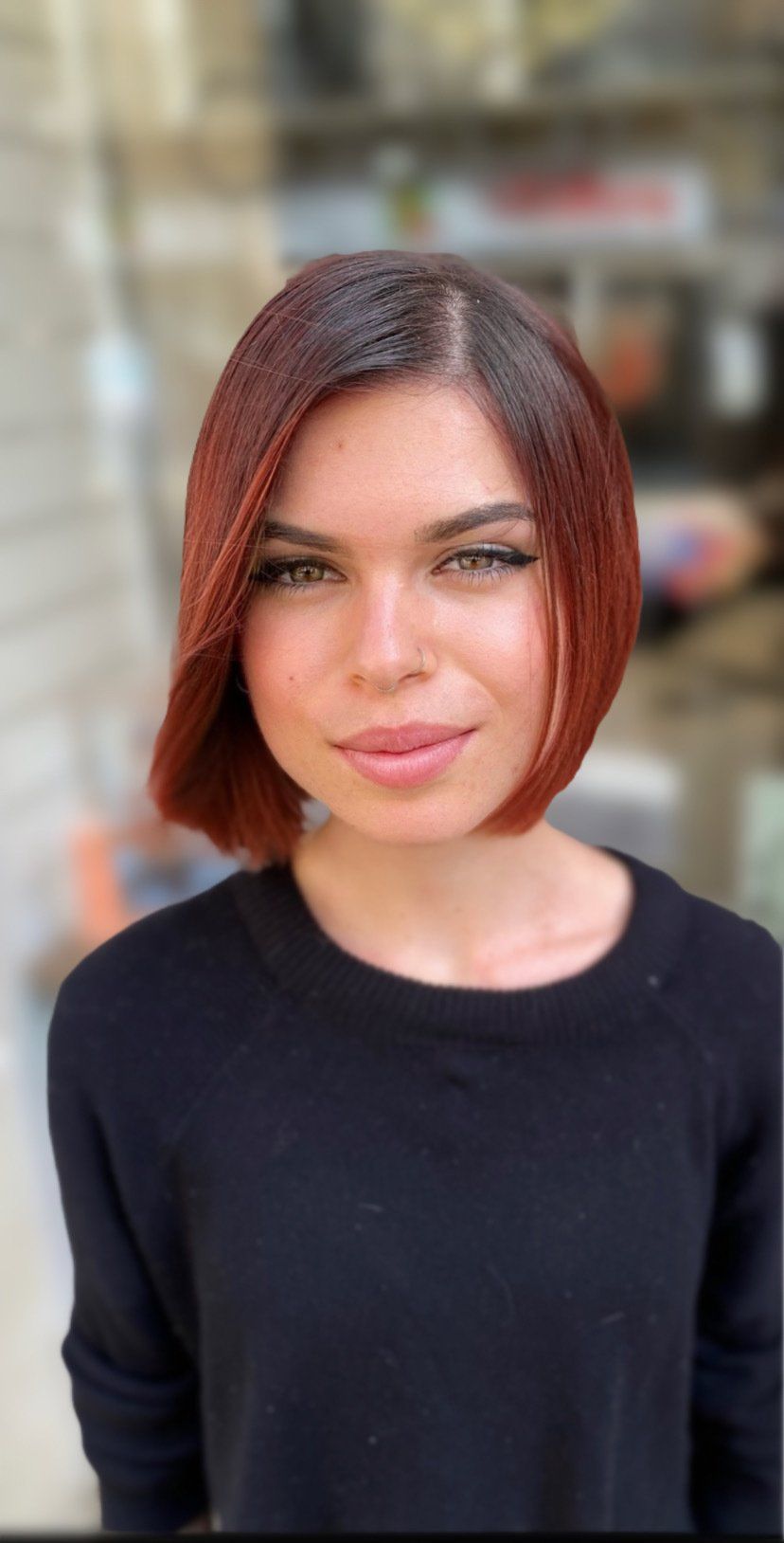 Carré court élégant avec coloration rouge