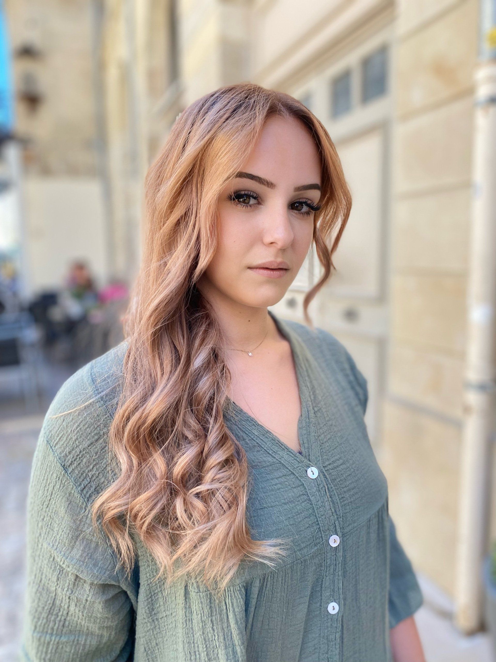 Ondulation élégante cheveux  avec reflets blonds